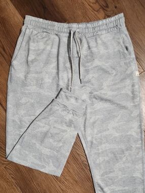 Vuori Camo Cropped Joggers